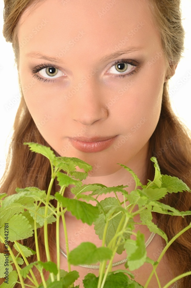 femme avec menthe isolé femme avec menthe isolé