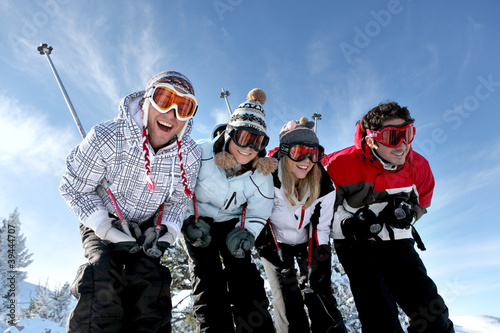 Foto group of teenagers skiing