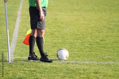 Football : arbitre assistant avant un coup de pied de coin