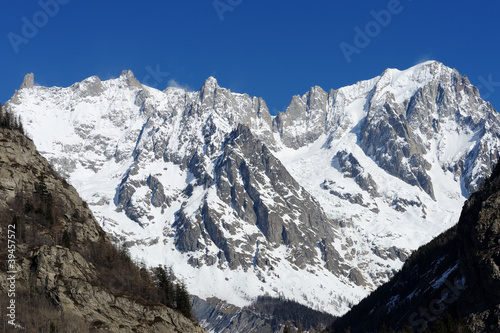 Courmayeur - gruppo del Monte Bianco e Dente del Gigante © franco ricci