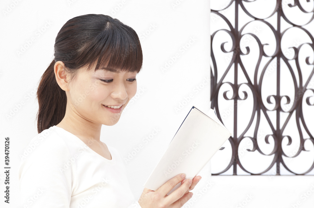読書する女性 読書する女性