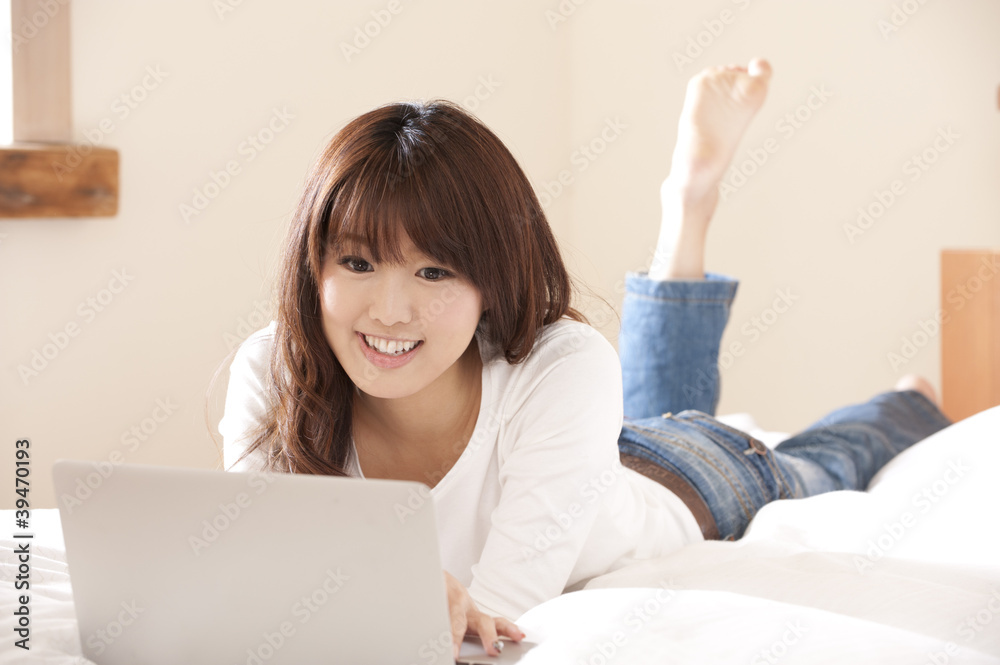 パソコン、くつろぐ若い女性 パソコン、くつろぐ若い女性