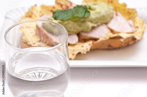 Glas Mineralwasser und ein Sandwich
