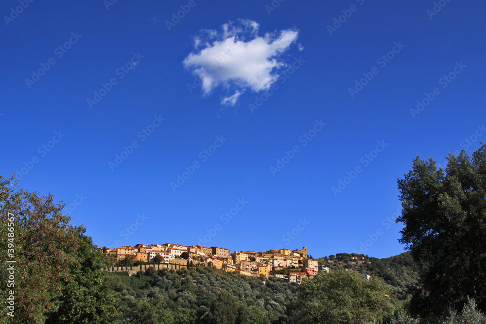 Scarlino, Grosseto, panorama con nuvola