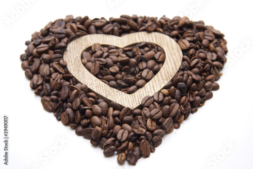 Kaffeebohnen in Herzform gelegt