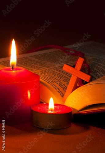 Obraz na płótnie Open Bible with cross and burning candles w salonie