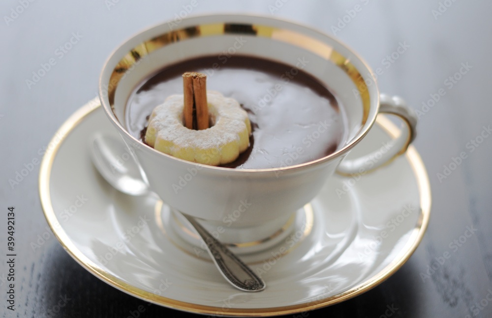 Cioccolata calda con cannella in tazza bianca e canestrelli Cioccolata calda con cannella in tazza bianca e canestrelli