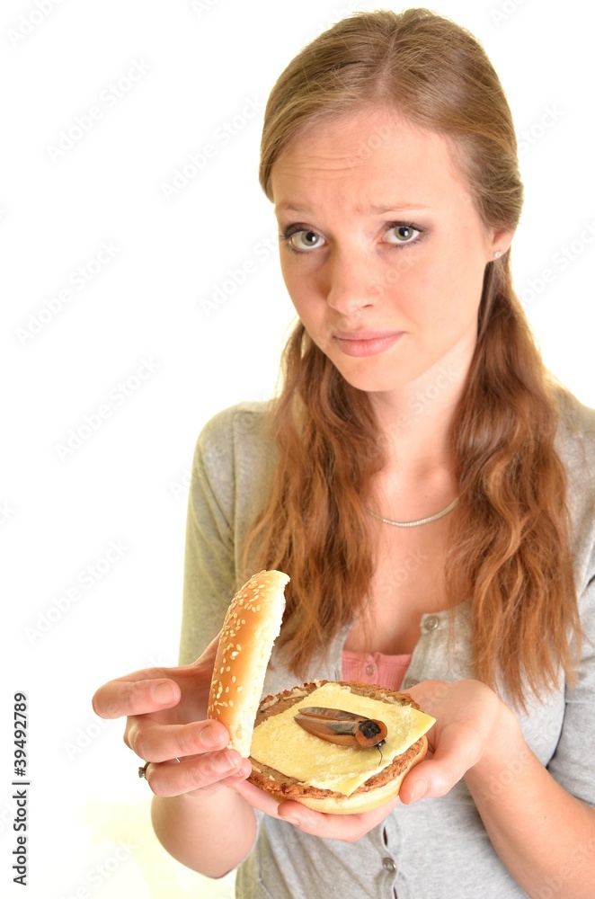 femme avec hamburger avec cafard