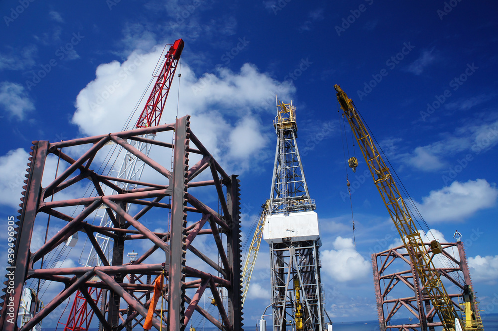 Obraz premium Jack Up Offshore Drilling Rig With Rig Cranes on Sunny Day in Th