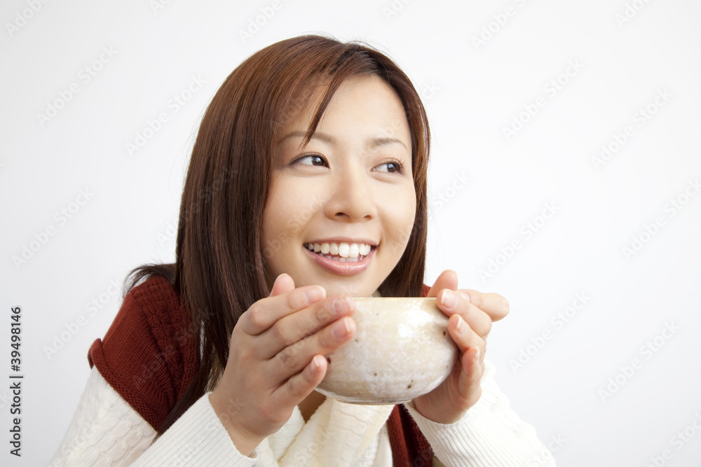 スープを飲む女性