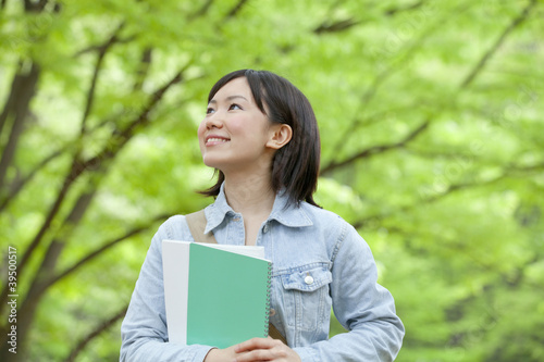 Naklejka 笑顔で歩く大学生