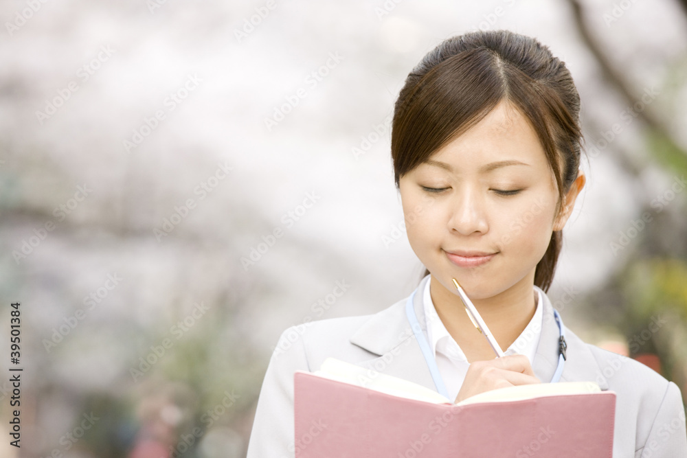 桜の下で考え事をする女性 桜の下で考え事をする女性