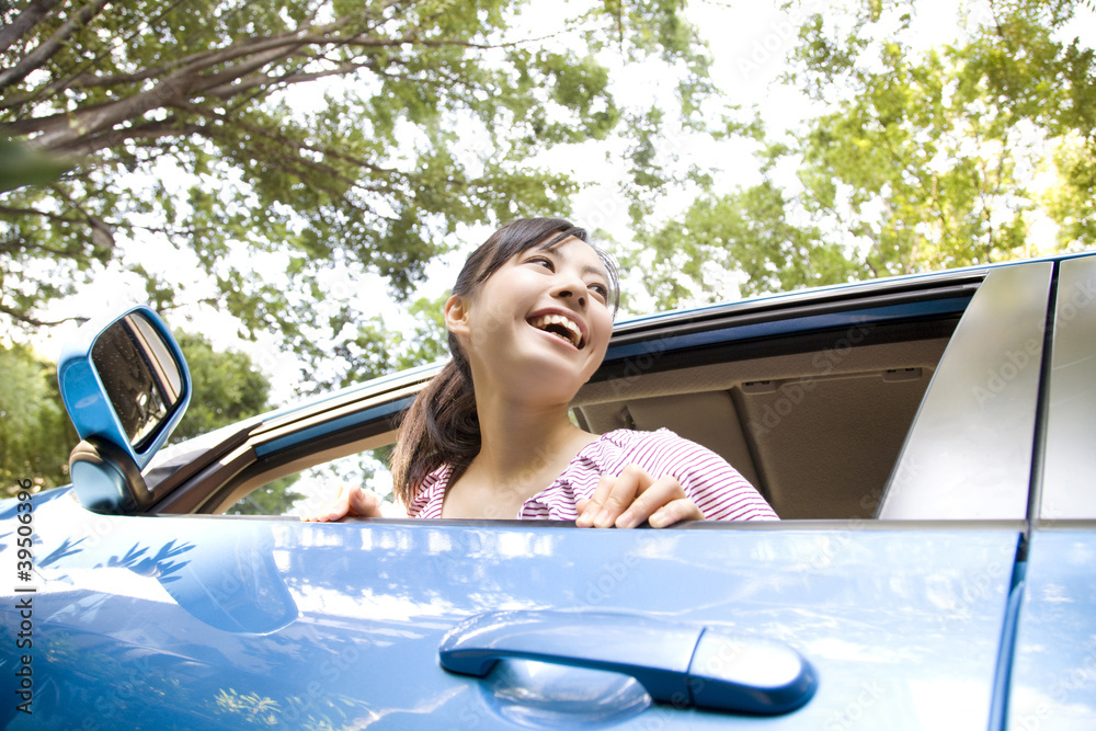 車の窓から体を乗り出す女性 Stock Photo Adobe Stock