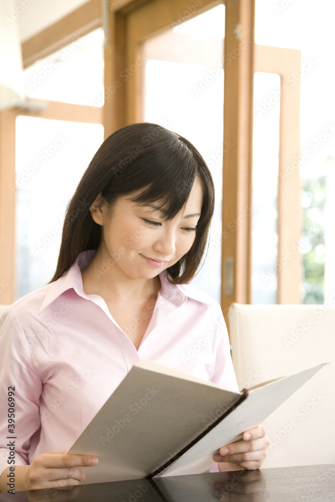 カフェでメニューを見る女性 カフェでメニューを見る女性