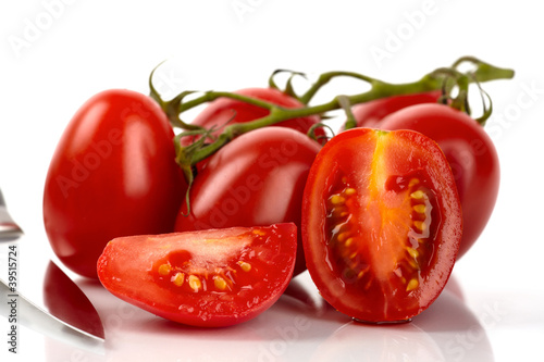 Frische Roma Tomaten geschnitten vor weißem Hintergrund