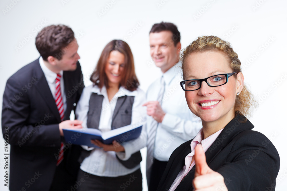 teamleiterin mit ihren motivierten mitarbeitern