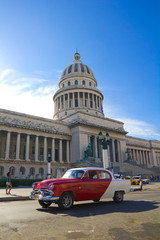 Plexiglas schilderij Cubaanse oldtimers Capitolio koepel in zonnig Havana  © Toniflap
