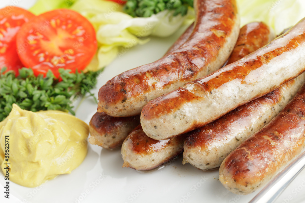 Nürnberger Rostbratwürstchen an Salat Nürnberger Rostbratwürstchen an Salat