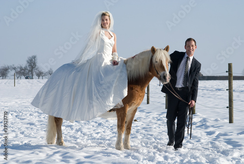 Brautpaar mit Pferd im Winter photo