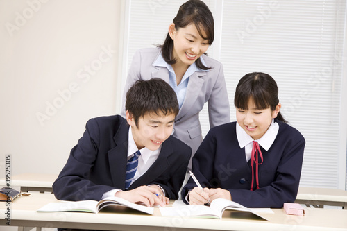 生徒達に話しかける塾講師