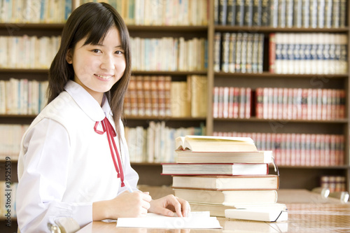 図書館で勉強する女子中学生