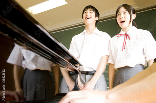 Fotografía ピアノに合わせて歌う中学生男女