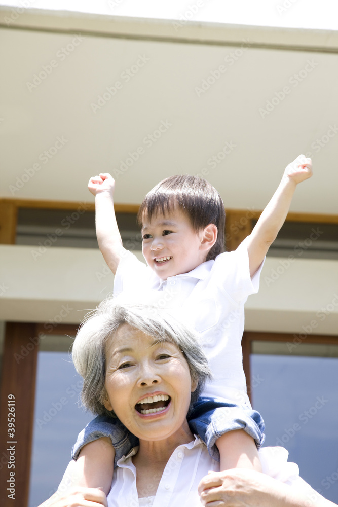 孫息子を肩車する祖母stock Photo Adobe Stock 孫息子を肩車する祖母stock Photo Adobe Stock