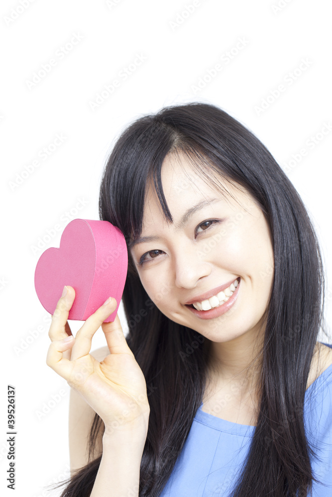 ピンクのハートを持った女性 ピンクのハートを持った女性