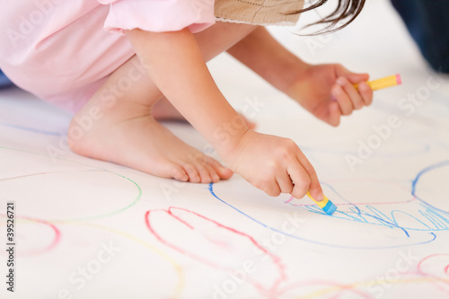 模造紙に絵を描く幼稚園女児