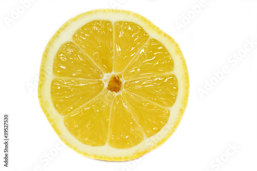 Eine einzelne Zitronenscheibe auf weißem Hintergrund