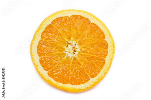 Eine einzelne Orangenscheibe auf weißem Hintergrund