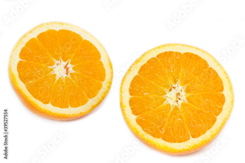 Zwei Orangenhälften auf weißem Hintergrund