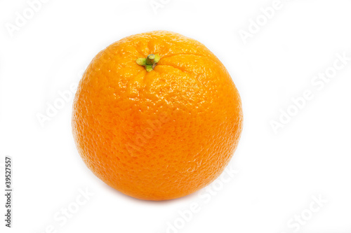 Eine ganze Orange auf weißem Hintergrund