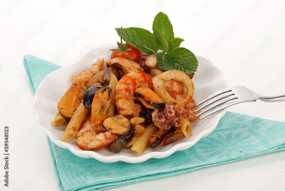 PIATTO A CONCHIGLIA CON PENNETTE E CONDIMENTO DI MARE PIATTO A CONCHIGLIA CON PENNETTE E CONDIMENTO DI MARE