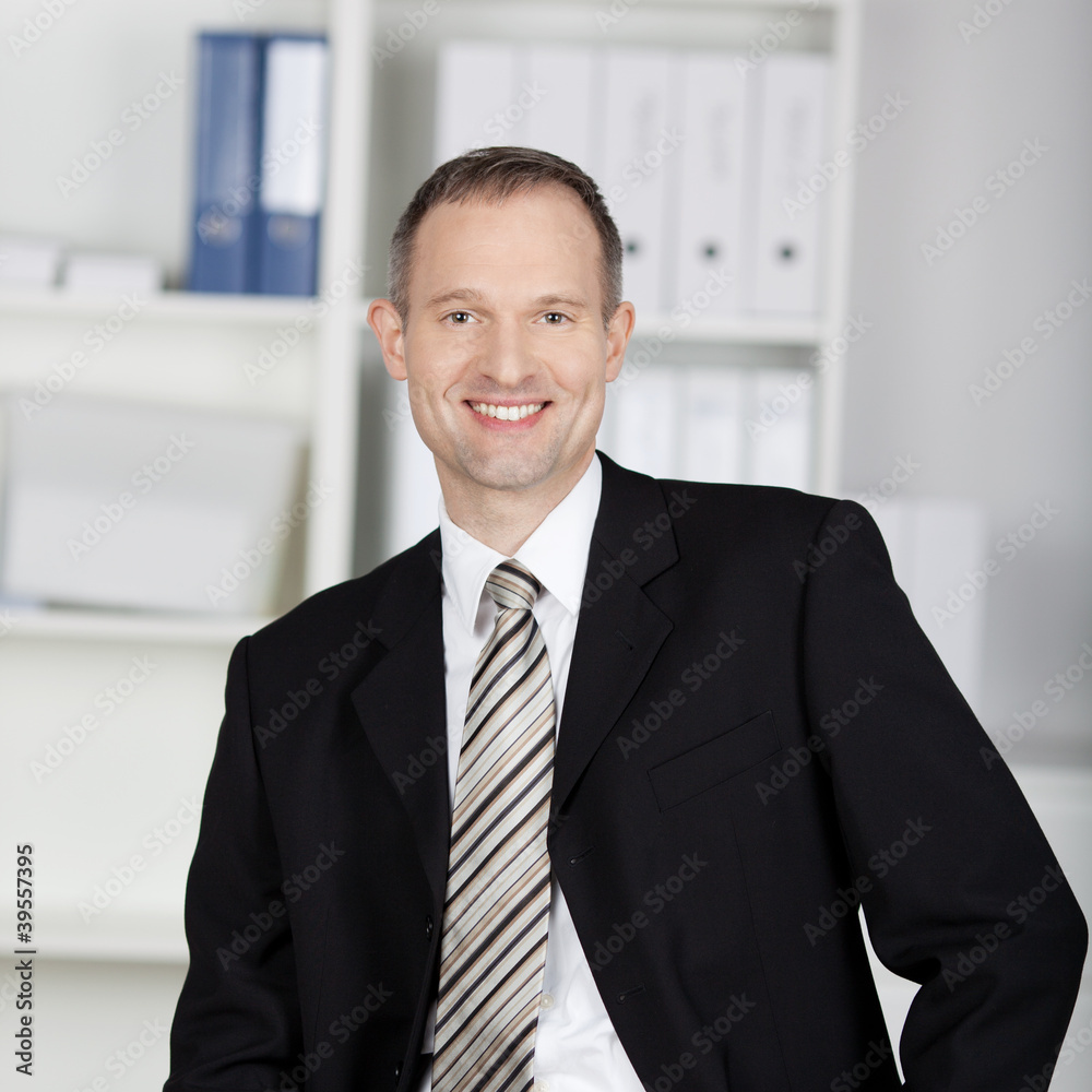 portrait eines kompetenten geschäftsmanns portrait eines kompetenten geschäftsmanns