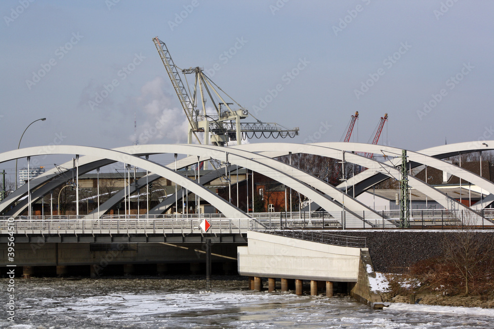 graue halbrunde Brücke