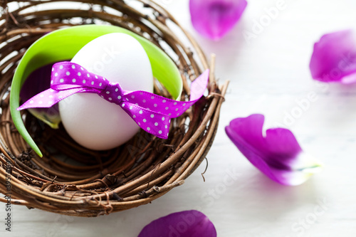 Osterei mit Schleife