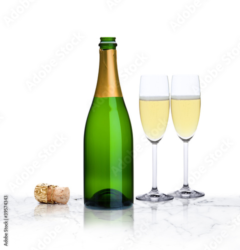 Champagnerflasche und Gläser