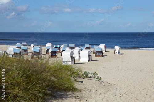 Strandk  rbe am Strand der Ostsee von Ahlbeck