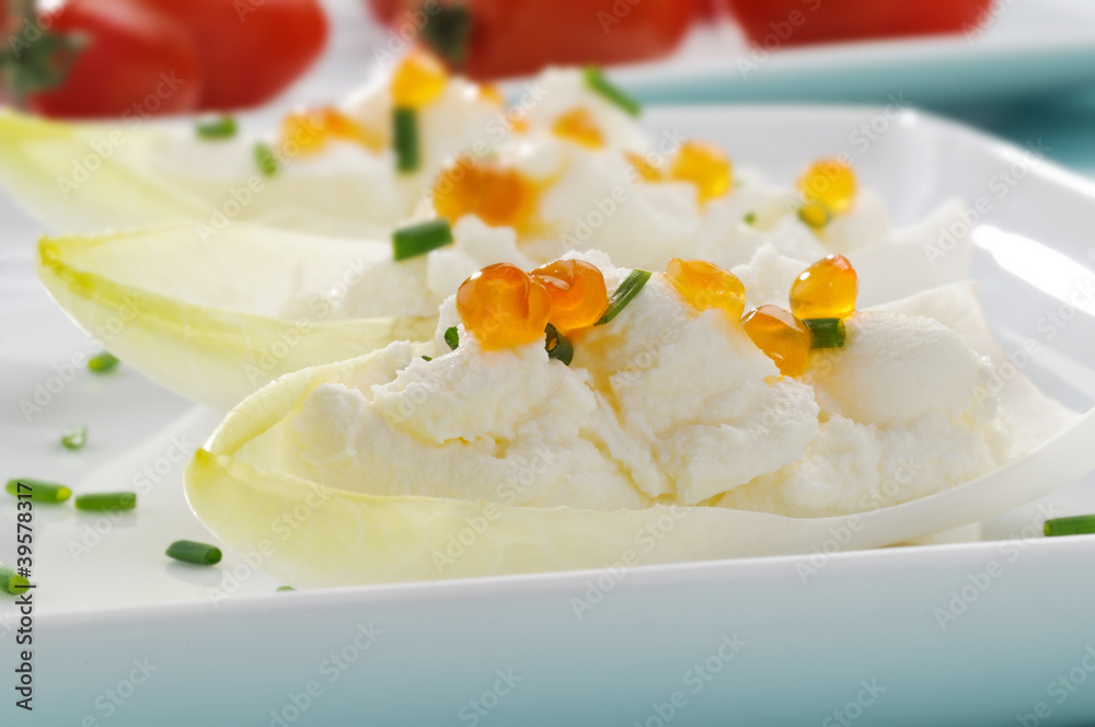 Antipasto con insalata, formaggio e uova di salmone