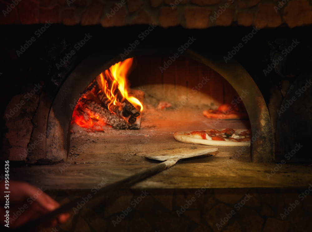 Pizza cotta con forno a legna