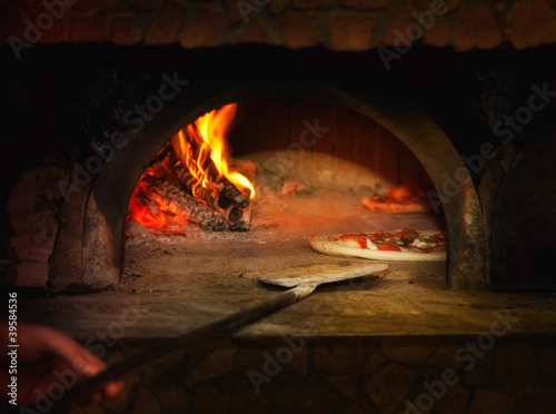 Pizza cotta con forno a legna