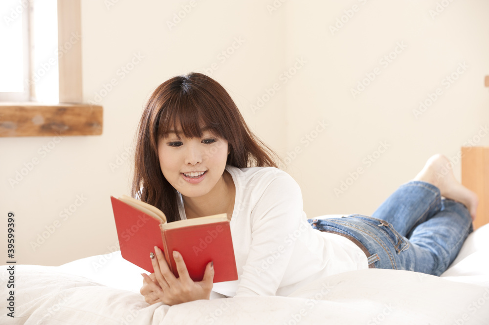 読書する女性