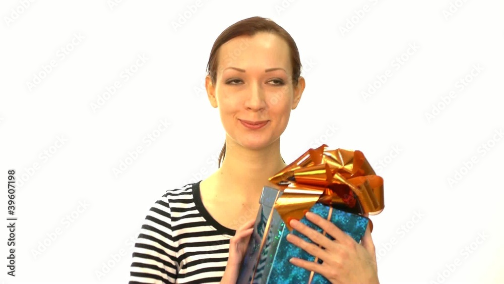 Junge Frau kriegt Geschenke und ist glücklich
