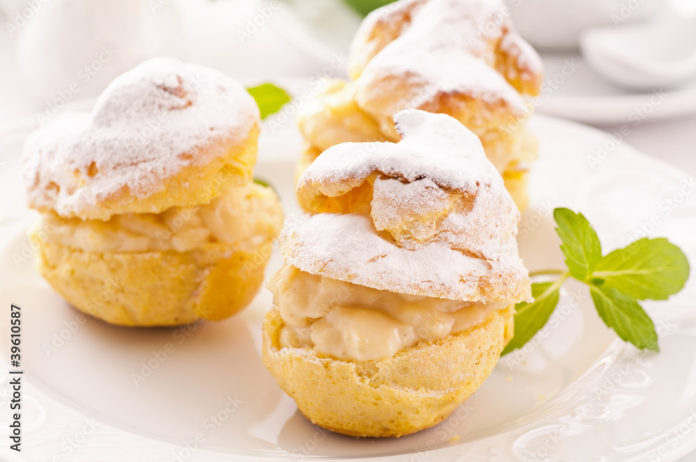 Profiterole mit Creme Profiterole mit Creme