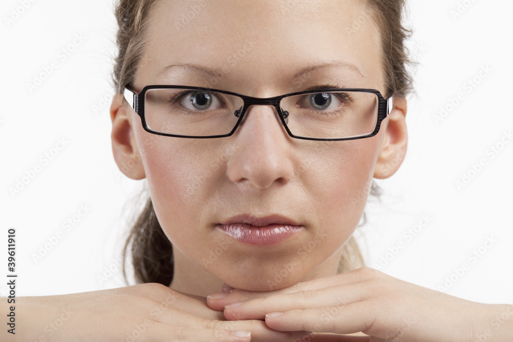Auf Händen gestütztes Gesicht einer jungen Frau mit Brille Auf Händen gestütztes Gesicht einer jungen Frau mit Brille