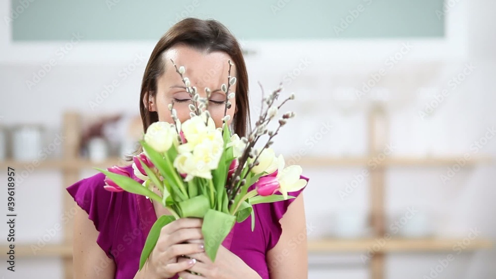 frau freut sich über einen strauß tulpen frau freut sich über einen strauß tulpen