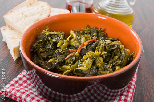 Stewed turnip greens. Cime di rapa stufate.