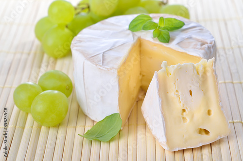 Gereifter Camembert mit Trauben und Majoran photo