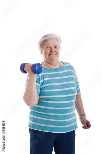 Rentnerin trainiert mit Gewichten